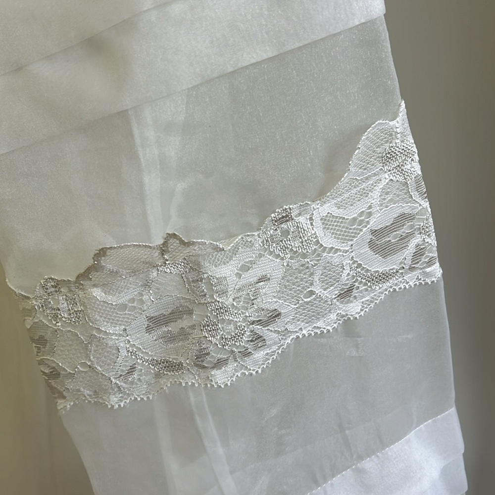 Organza with lace blouse - Picture 3 of 4